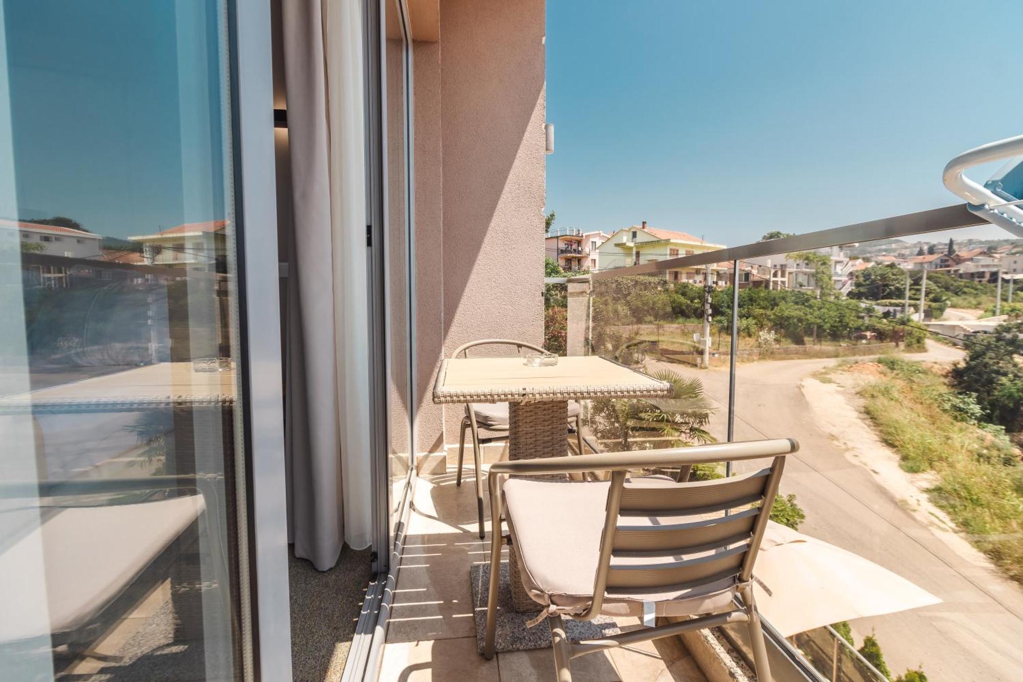 Lux Hotel M Dobra Voda Exterior photo